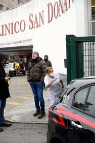 Colpito con un machete nel parcheggio dell'ospedale, grave un medico 1