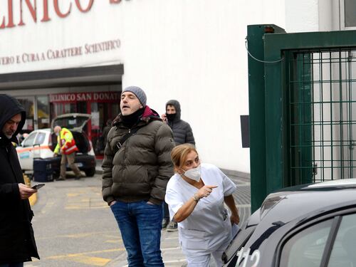 Colpito con un machete nel parcheggio dell'ospedale, grave un medico
