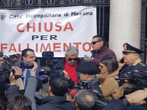 Messina, il sindaco chiude la sede dell'ex Provincia, si barrica al suo interno e inizia lo sciopero della fame