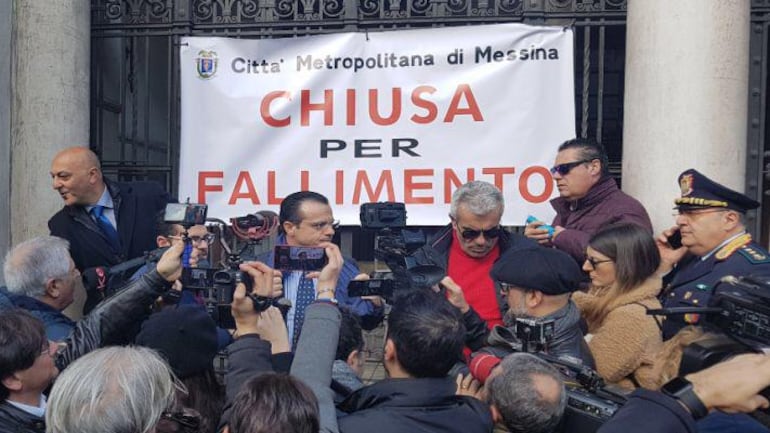 Messina, il sindaco chiude la sede dell'ex Provincia, si barrica al suo interno e inizia lo sciopero della fame