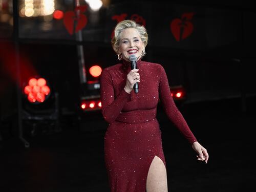 “Gli auguriamo la pace”: grave lutto per Sharon Stone