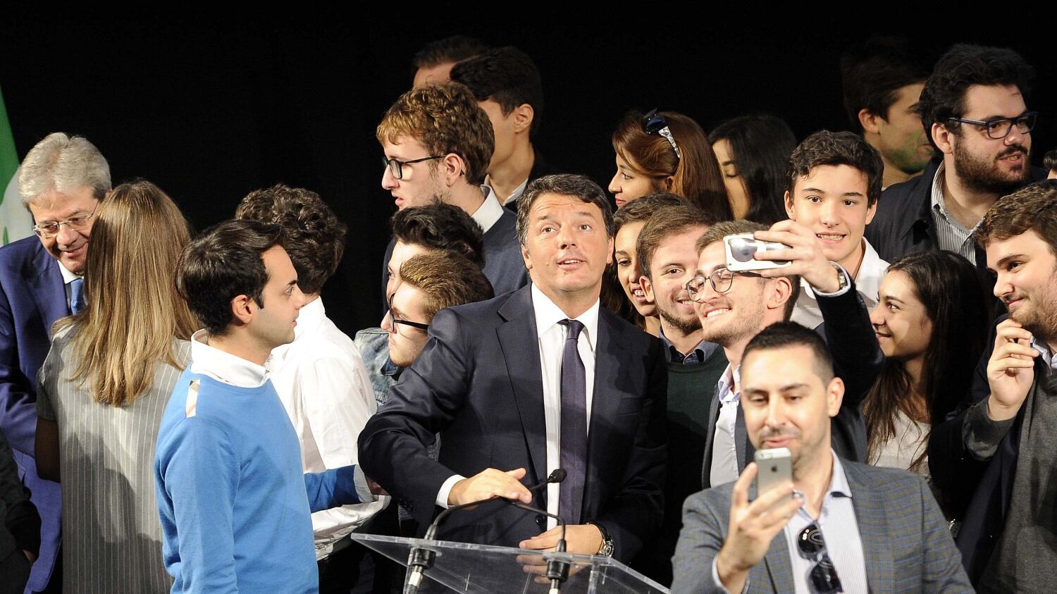 Camicie bianche, golfini e selfie: la mutazione genetica del partito delle salamelle