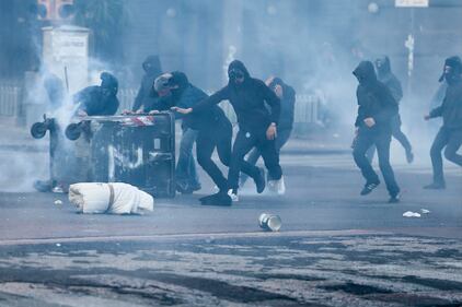 Napoli, scontri alla manifestazione anti-Salvini 3