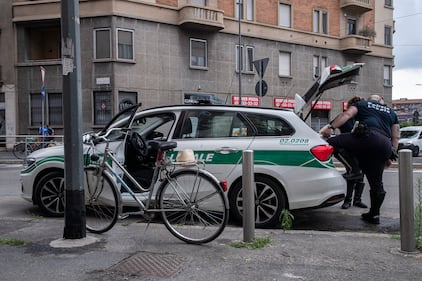 Ciclista investito da una moto a Milano: è gravissimo 13