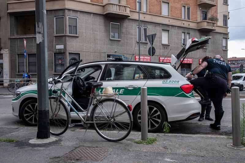 Ciclista investito da una moto a Milano: è gravissimo 13
