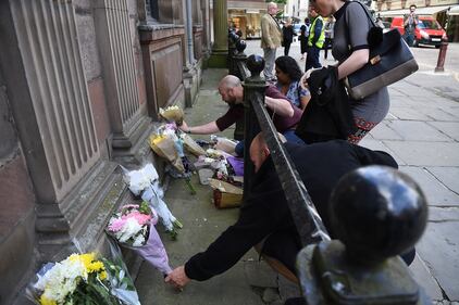Attentato a Manchester, gli omaggi per le 22 vittime 7