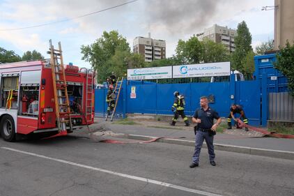 Milano, incendio in un deposito di rifiuti 8