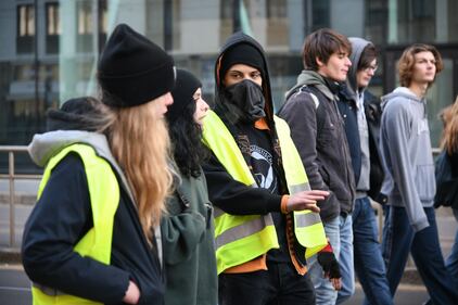 Gli studenti in corteo a Milano: alcuni indossano gilet gialli 1