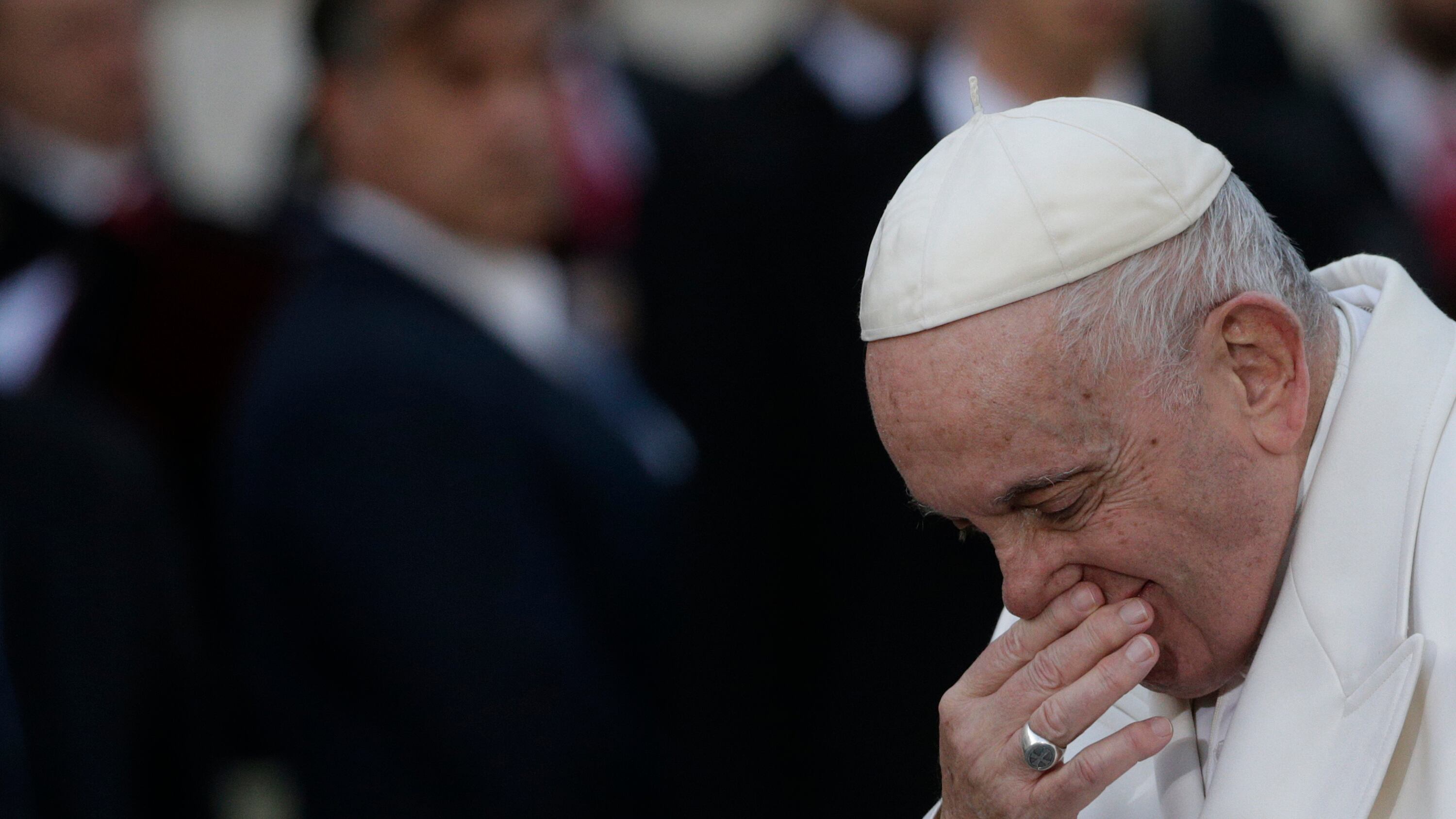Il Papa si aggrava: "Prognosi riservata". Ossigeno per crisi prolungata e trasfusione