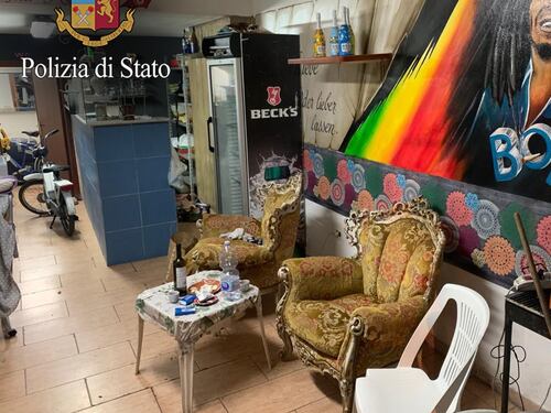 Latitante extracomunitario sorpreso con gli amici in una taverna