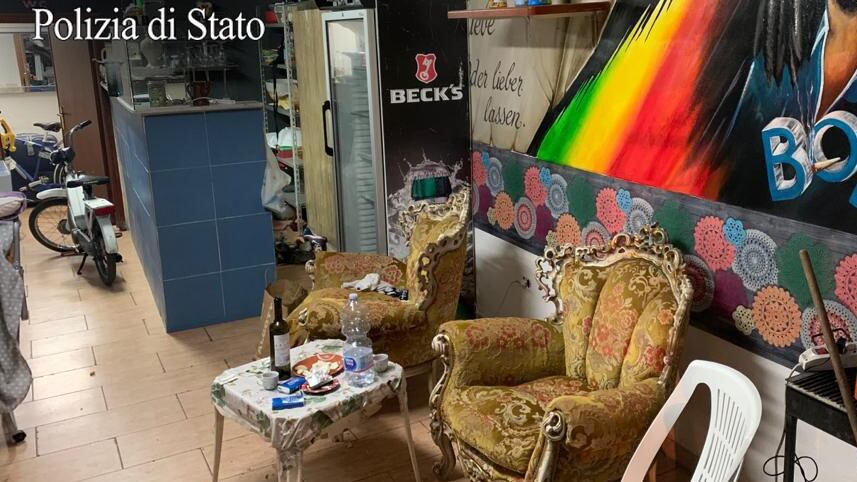 Latitante extracomunitario sorpreso con gli amici in una taverna