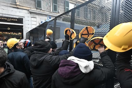 Le tensioni al corteo di Genova 2