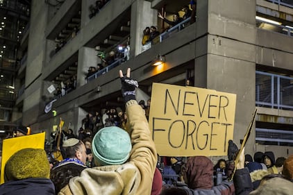 Proteste negli aeroporti contro Trump: "No al bando dei musulmani" 8
