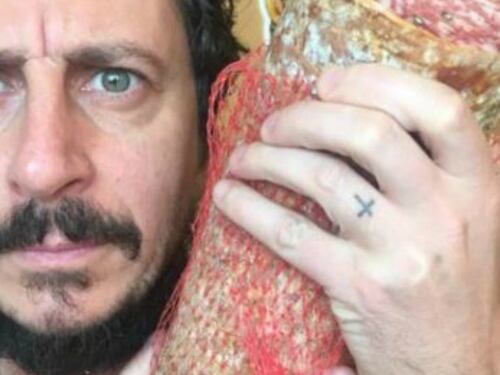 Bizzarri si fotografa col salame E Facebook gli censura il post