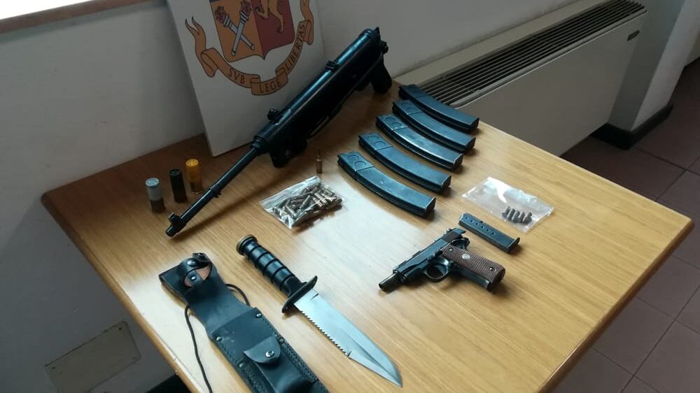 Armi da guerra e droga nell'autolavaggio: padre e figlio in manette