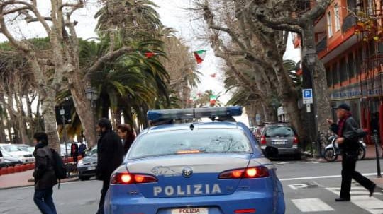 Torino, nigeriano aggredisce autisti e passanti. Poi pesta poliziotto