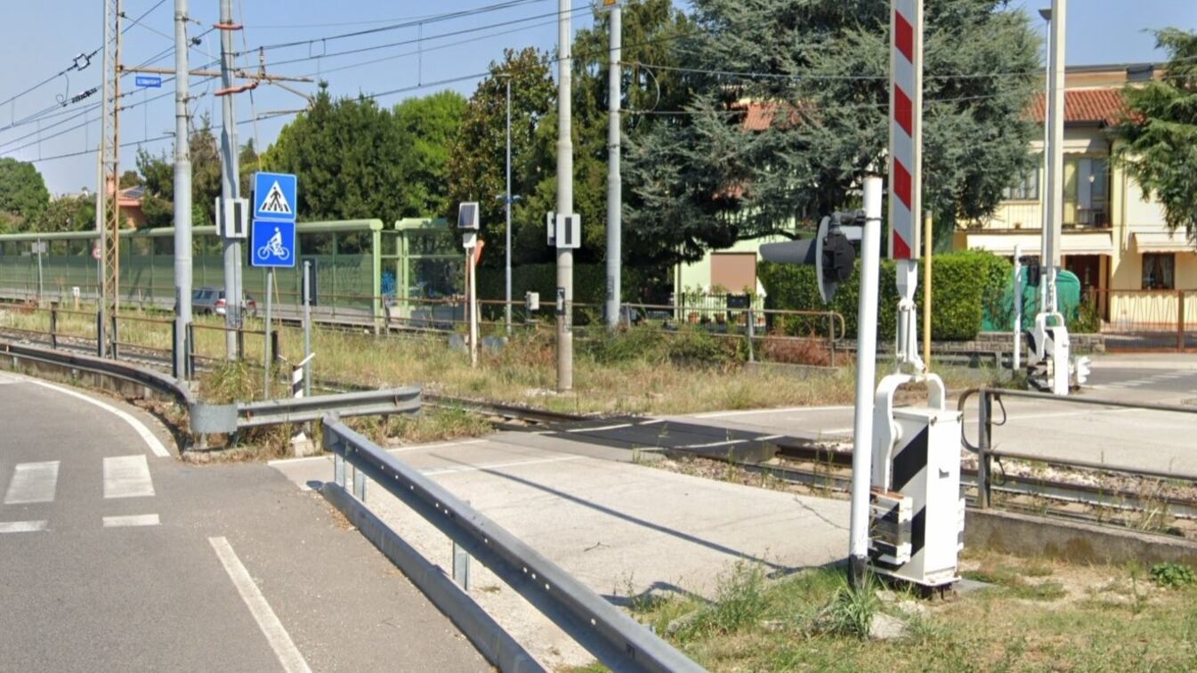 Choc a Padova, 12enne investita da un treno merci: è in fin di vita