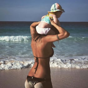 Elisabetta Canalis e Maddalena Corvaglia, bikini e bimbe 5