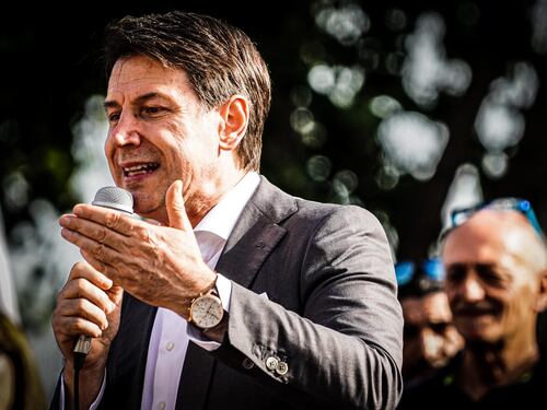La maestra si candida col M5S e porta gli alunni a sentire il comizio di Conte