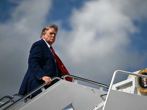 Caos, polemiche e apertura rinviata. Hormuz in bilico, Trump all’angolo