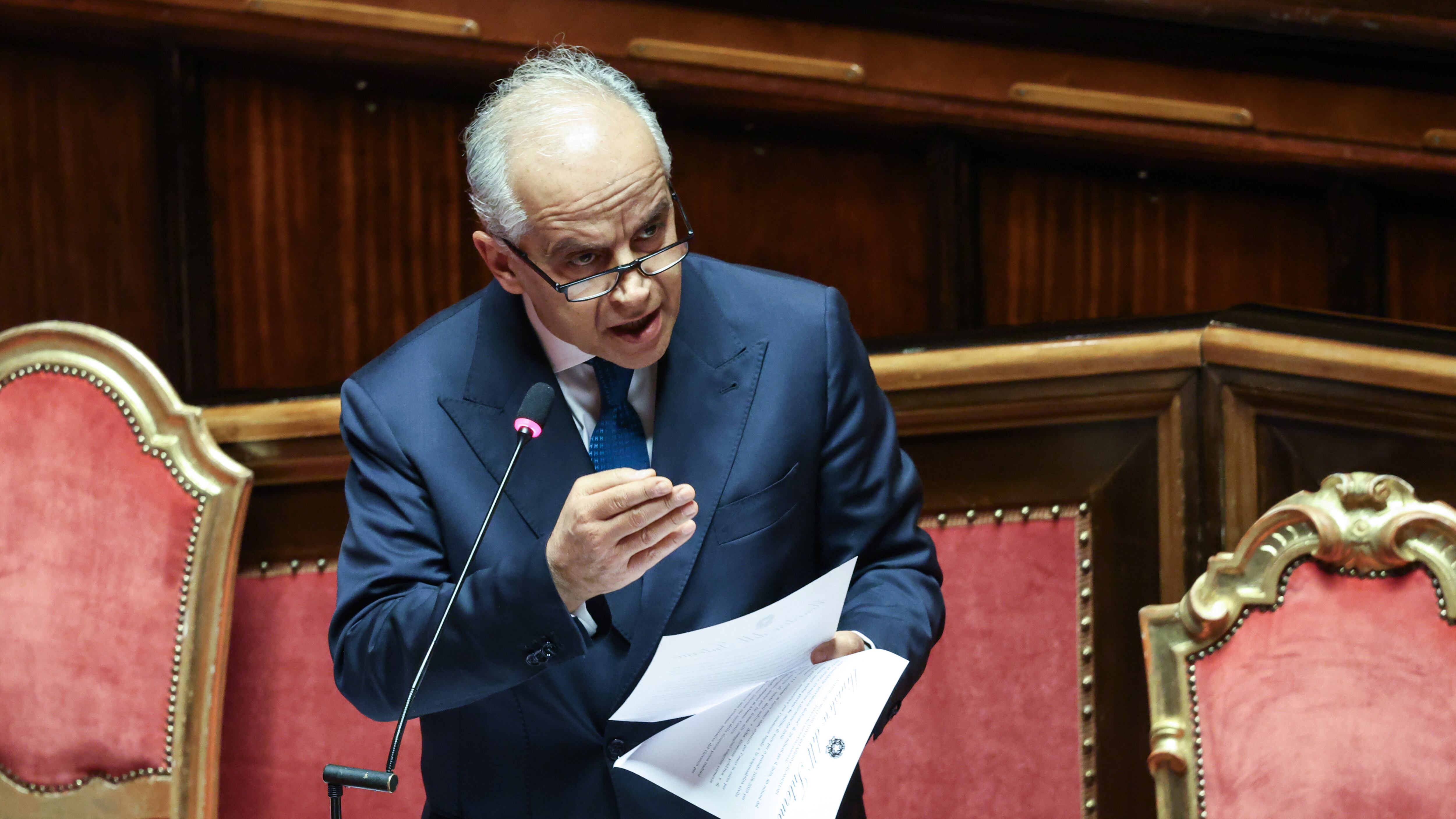 Il duello al Senato Piantedosi-Renzi. "I reati sono in calo, più alti con il Pd"