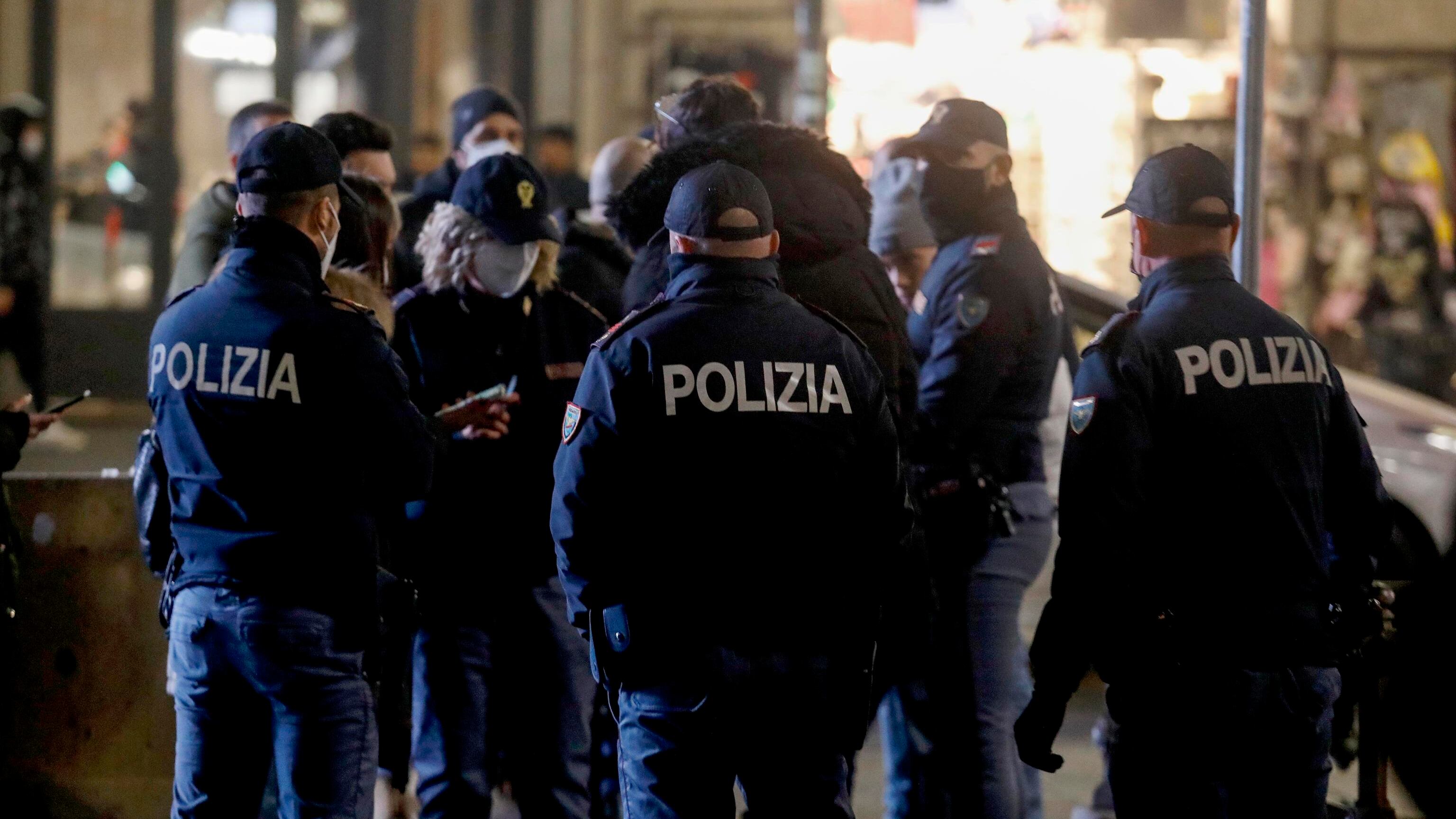 "Derisi dai colleghi no vax": la protesta delle forze di polizia