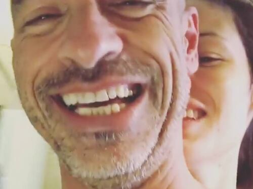 Eros e la moglie nudi su Instagram: "Ti schiaccio"
