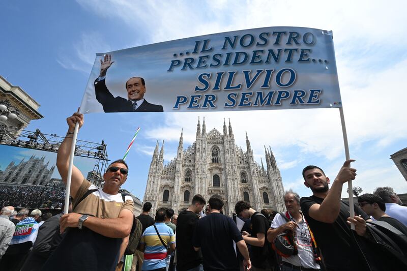 Striscioni e bandiere al funerale di Berlusconi 1