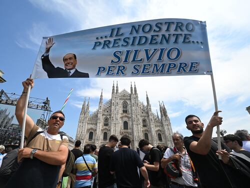 Striscioni e bandiere al funerale di Berlusconi