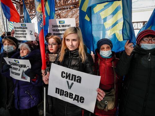 Russia, la grande fuga. Oltre 100mila all'estero. Ma chi resta combatte