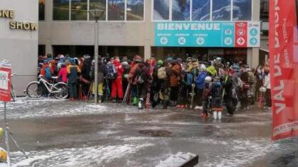 Sciatori ammassati in funivia: in Svizzera lo sci senza regole
