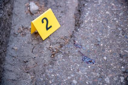 Entrano armati di coltello e rapinano un "Compro Oro": feriti tre anziani 4