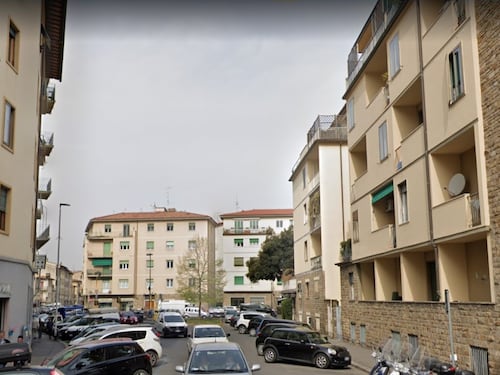 "Mi serve droga": 33enne in doppia fila attende il pusher