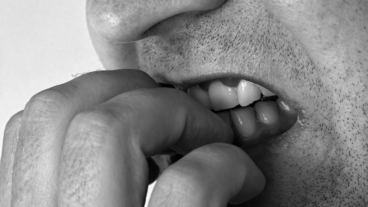 Onicofagia, un disturbo sottostimato di cui esistono forme molto gravi: conseguenze e soluzioni