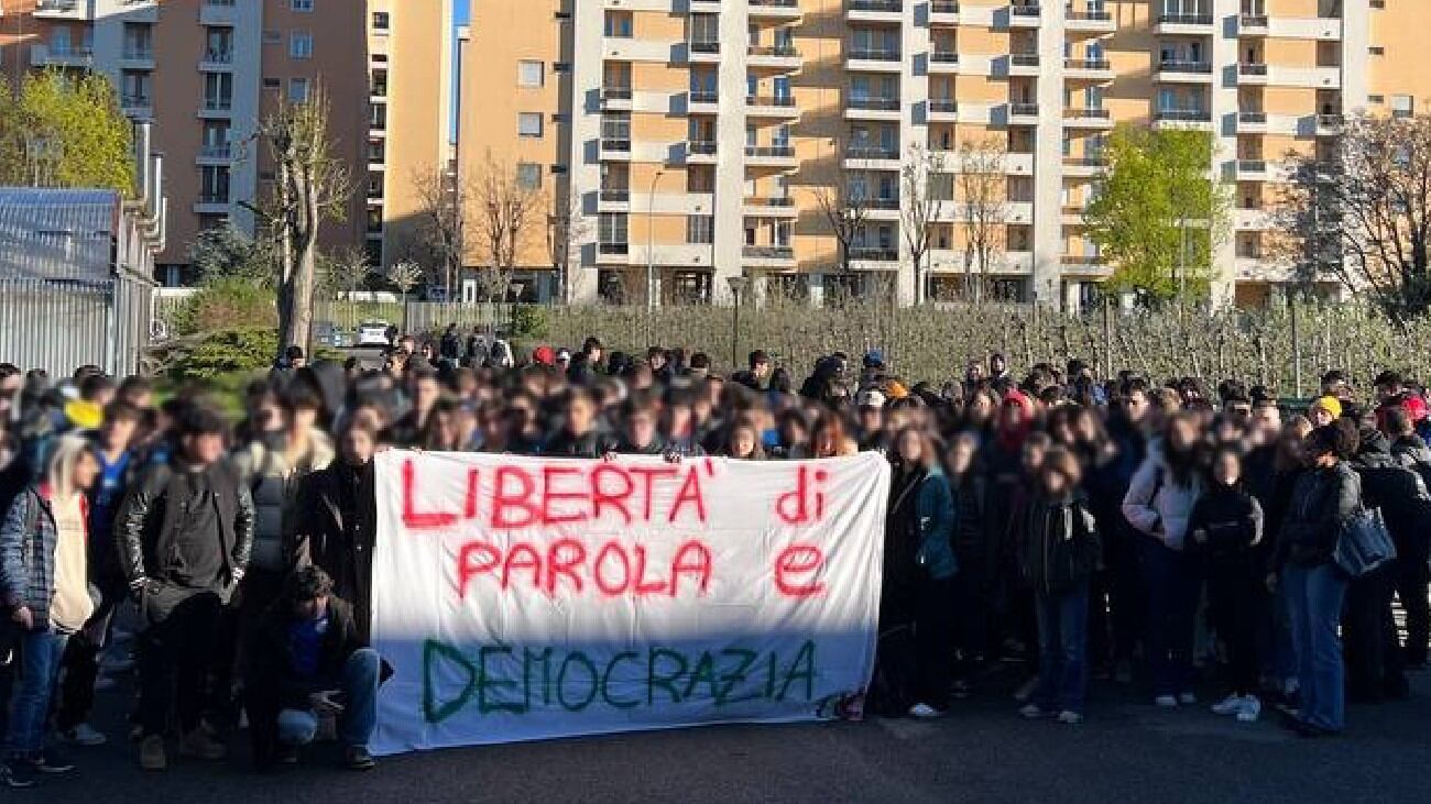 La preside "censura" l'eurodeputata leghista. Studenti in rivolta