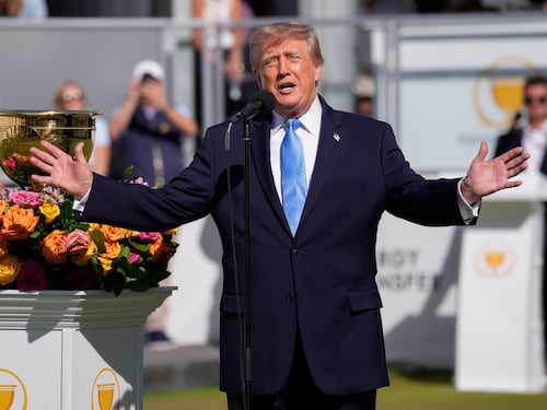 Trump stoppa l’obbligo dell’auto elettrica voluto da Biden