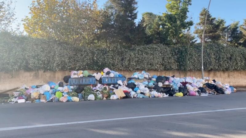 Palermo sommersa dai rifiuti: materassi e motorini in discarica 10