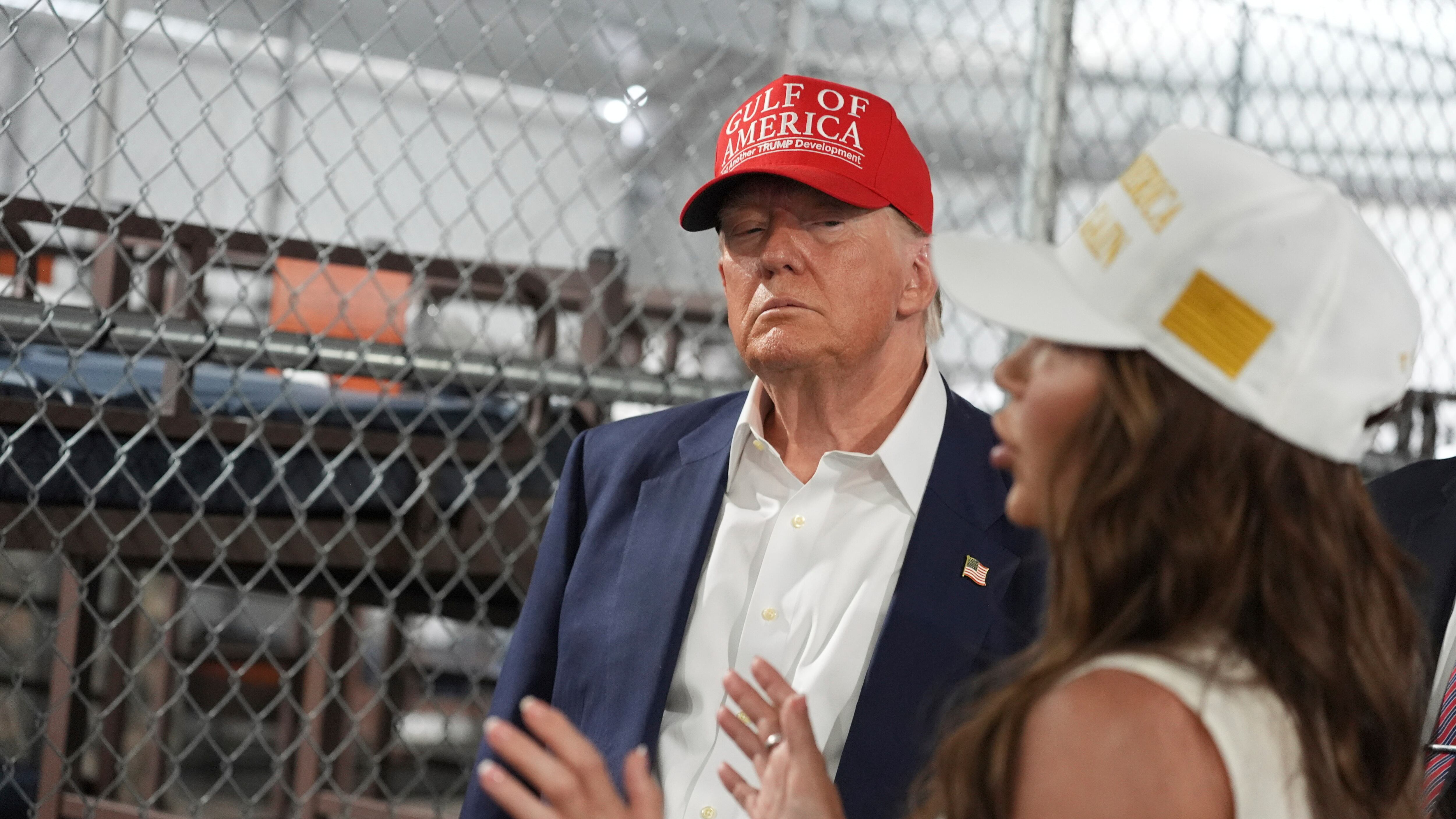 Trump inaugura l'Alligator Alcatraz: "È controversa ma non me ne frega niente"