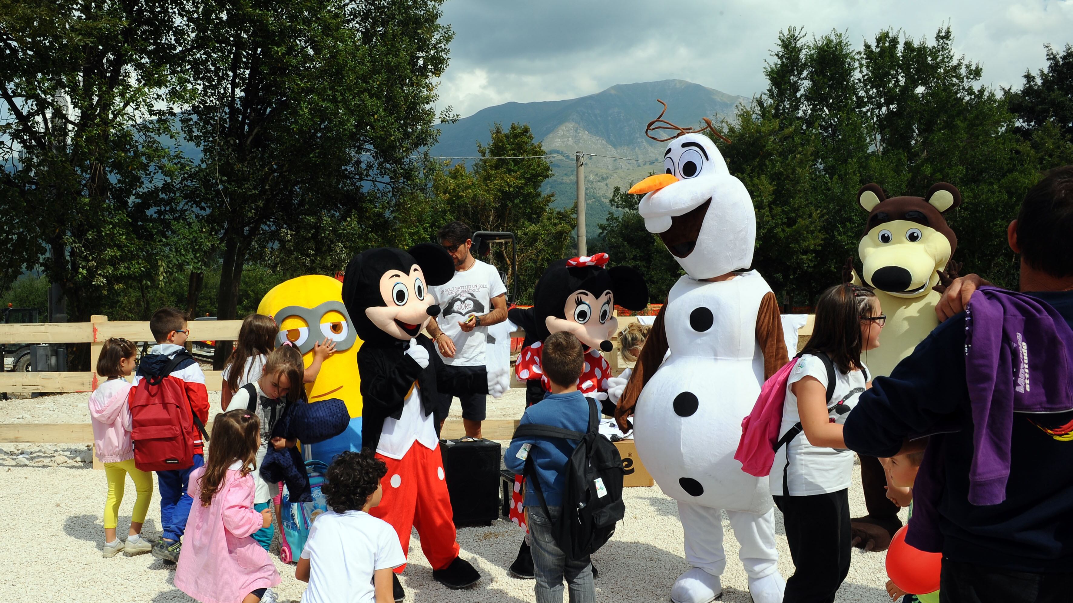 Vestito da Topolino per avvicinarsi alle famiglie: così lo straniero le rapinava
