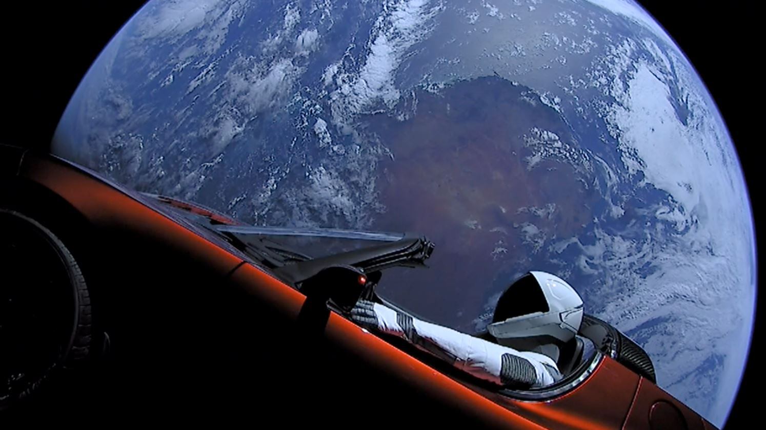 Cosa ci fa una Tesla in orbita nello spazio?