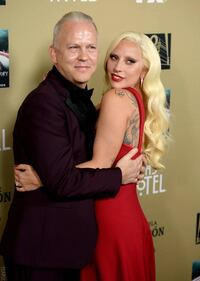 Lady Gaga, spacco mozzafiato e baci al fidanzato sul red carpet 55