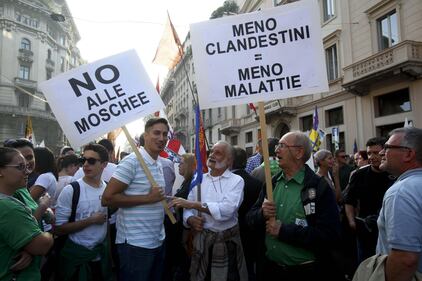 La Lega contro l'immigrazione: "Stop invasione" 9