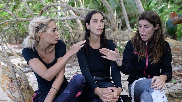 Isola dei Famosi, Bianca contro Elena: "Una bambina, mi ha messo contro Paola"