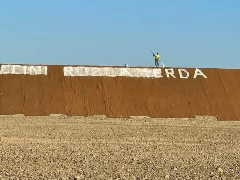 "È solo satira". Ecco cosa si nasconde dietro la scritta per Bonaccini
