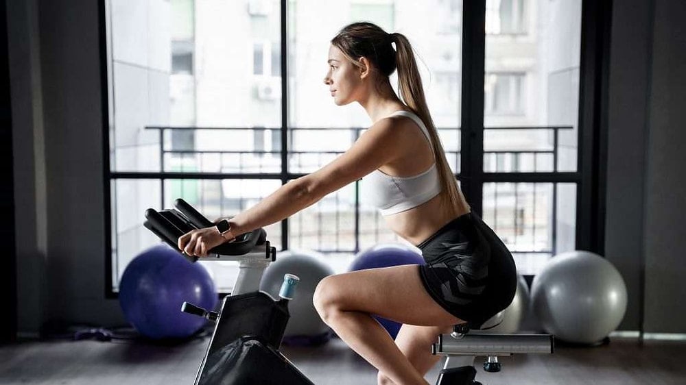 Cardio, tono muscolare e umore: tutti i benefici della cyclette