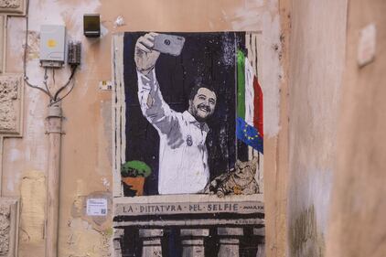 "La dittatura del selfie", ecco il murales che paragona Salvini al Duce 4