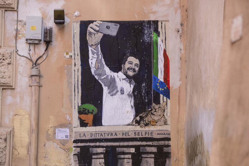 "La dittatura del selfie", ecco il murales che paragona Salvini al Duce 4