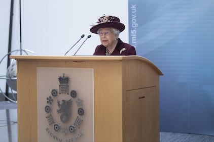 Il Principe Harry e la Regina Elisabetta II in foto 8