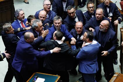 Riforma della giustizia, la rissa alla Camera dei Deputati 6