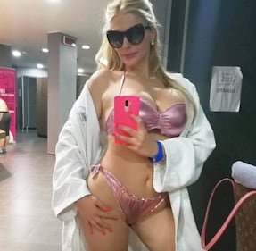 Francesca Cipriani sexy in piscina 8